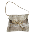 Sachet fleur de lavande carré en tissu écru avec dentelles blanches et accroche en ruban