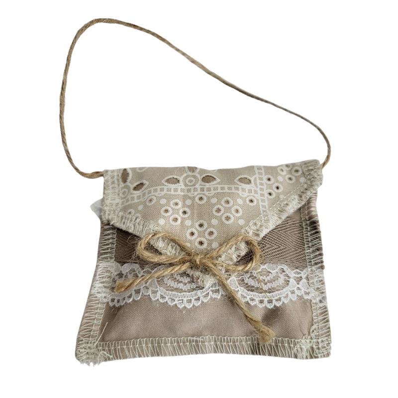 Sachet fleur de lavande carré en tissu écru avec dentelles blanches et accroche en ruban